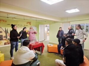 Read more about the article Ученици от ПГСС „Царица Йоанна“ – Пазарджик усвоиха купажиране на напитки в лабораторни условия